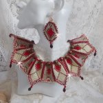 Collana a bretella Romane, ricamata con perline Bordeaux, Avorio e Rosse, gocce di petali piatti e perline di legno.